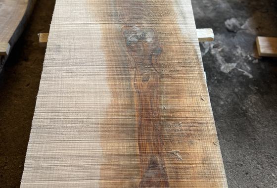 Lang durchgehende Bohle in hellem Ton